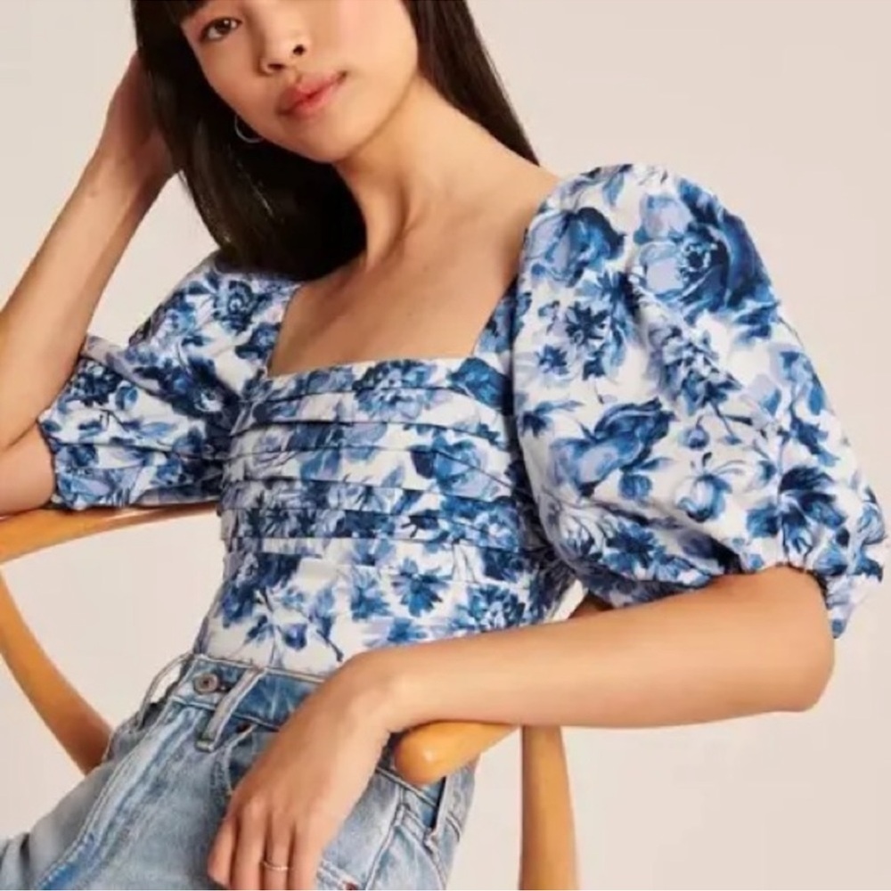 Abercrombie & Fitch Blue and White Floral Puff-Sleeve Crop Top